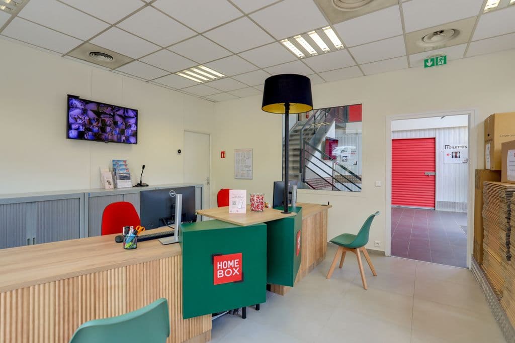 Accueil du centre HOMEBOX Cannes Mougins avec comptoir moderne et espace client.