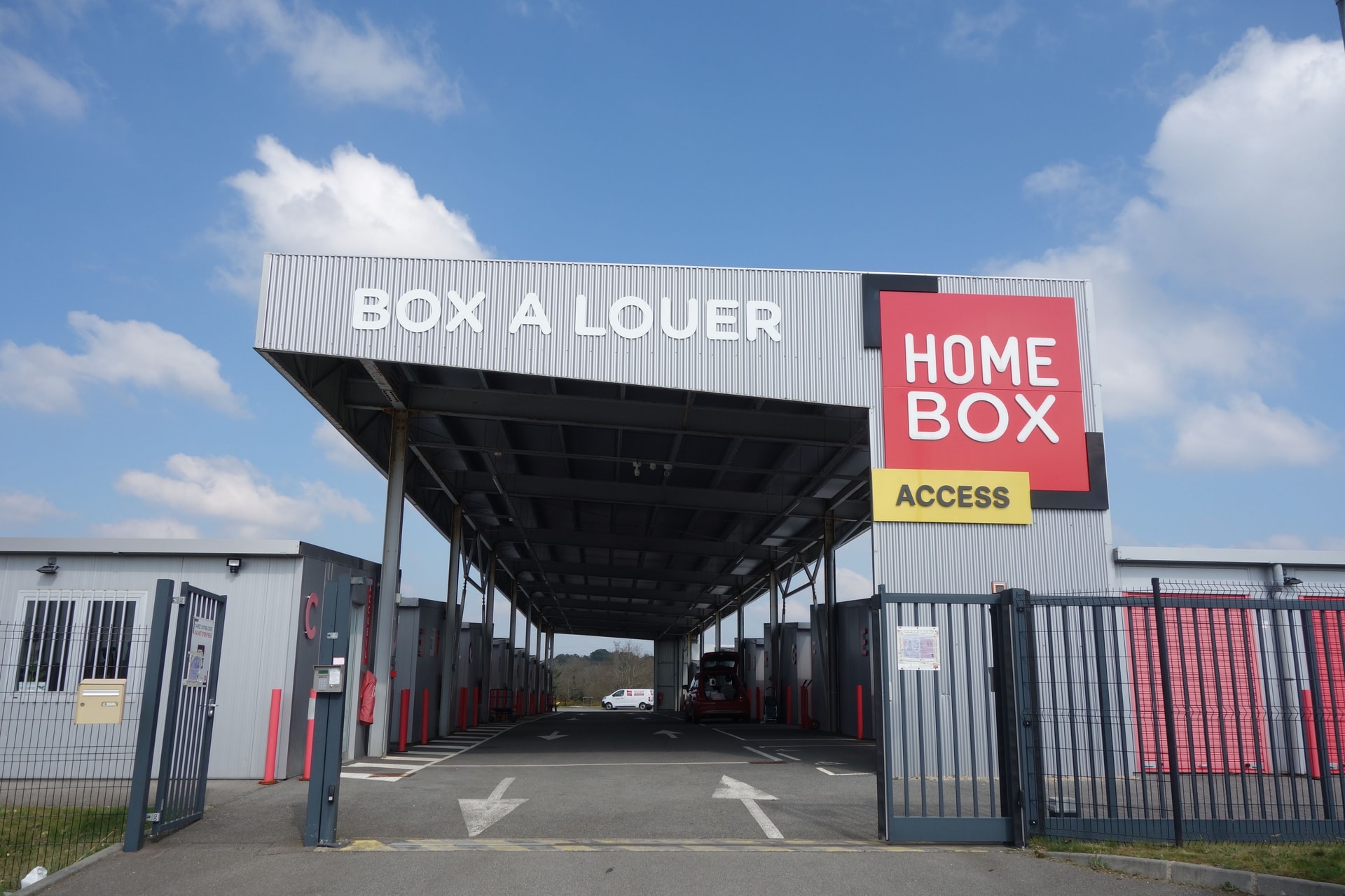 Covered drive-through access with Box à Louer canopy, HOMEBOX Access signage and security gates at HOMEBOX Vannes Sud, Allée Nicolas Appert - ZA du Prat, Vannes