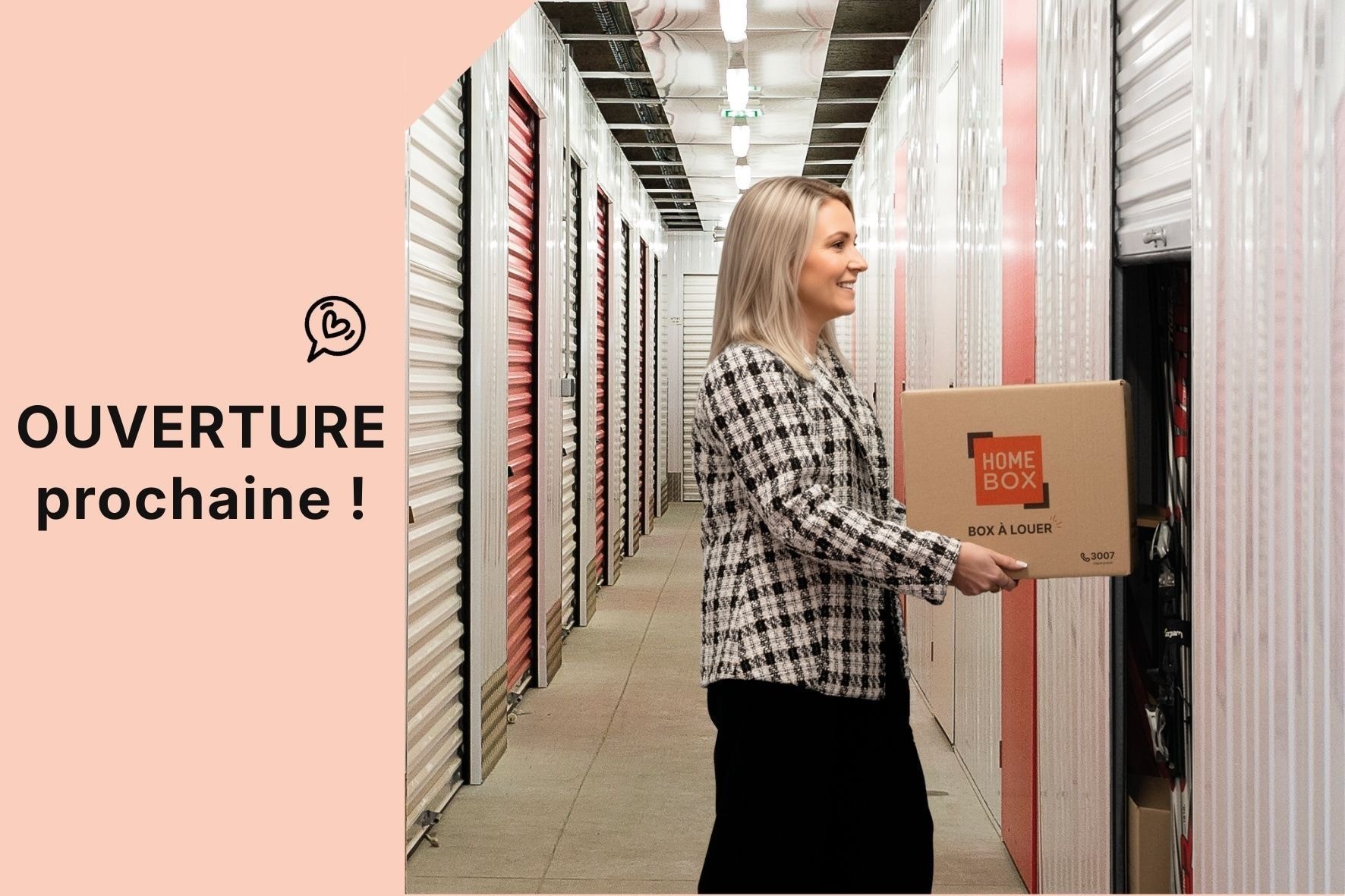Femme portant un carton HOMEBOX dans un couloir de boxes avec mention ouverture prochaine, HOMEBOX Béthune